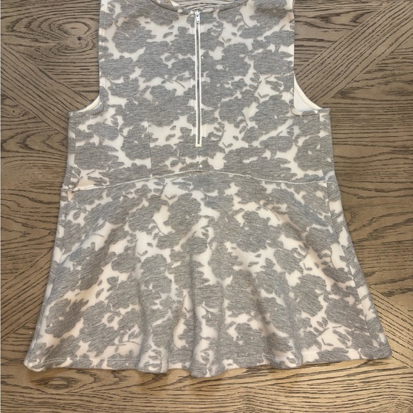EUC *AKEMI + KIN* Anthropologie Gray White Scuba Lace Peplum Floral Tank Top L - Picture 5 of 8
